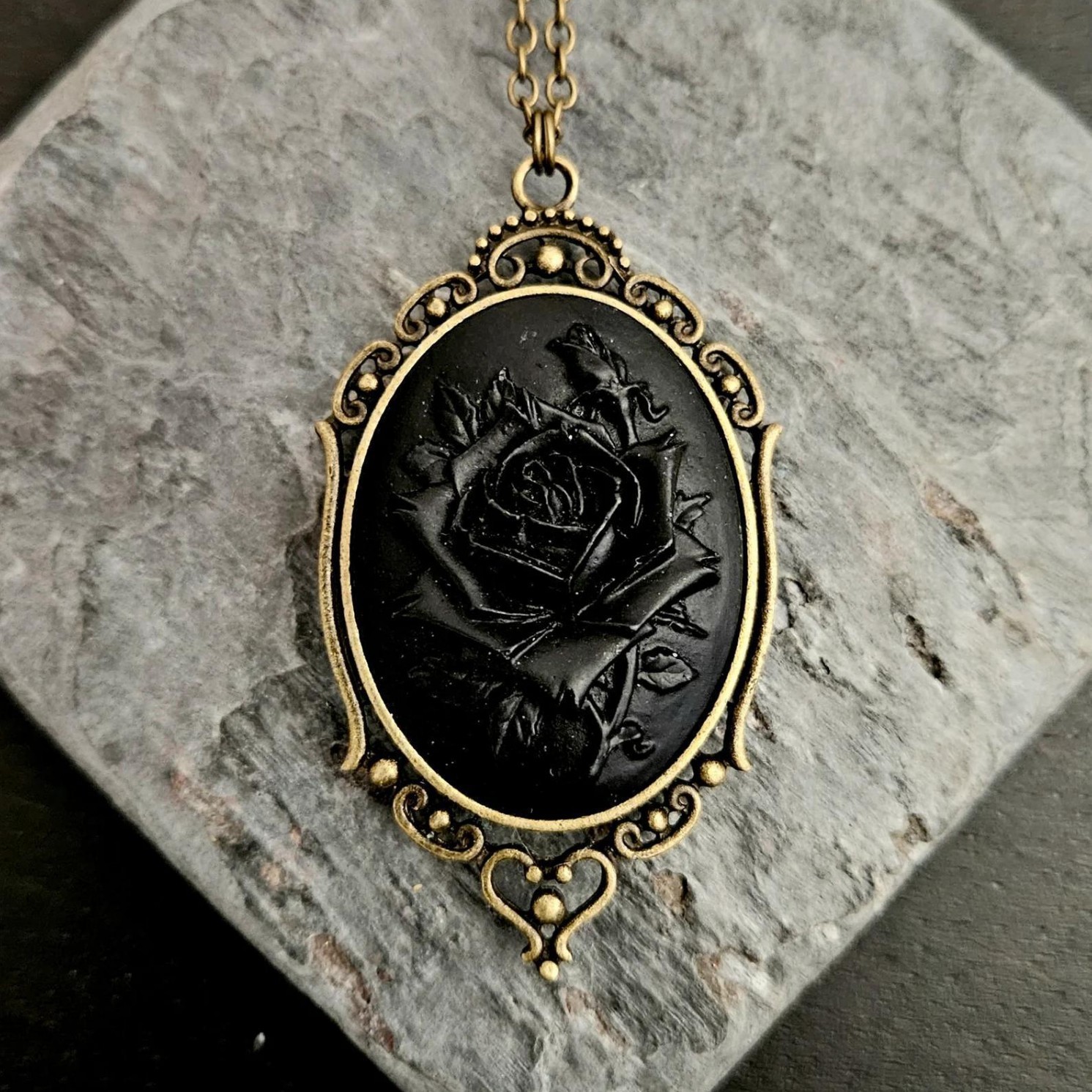 Retro and Trendy Oval Pendant  - Y2K Ethnic Fashion recension och pris