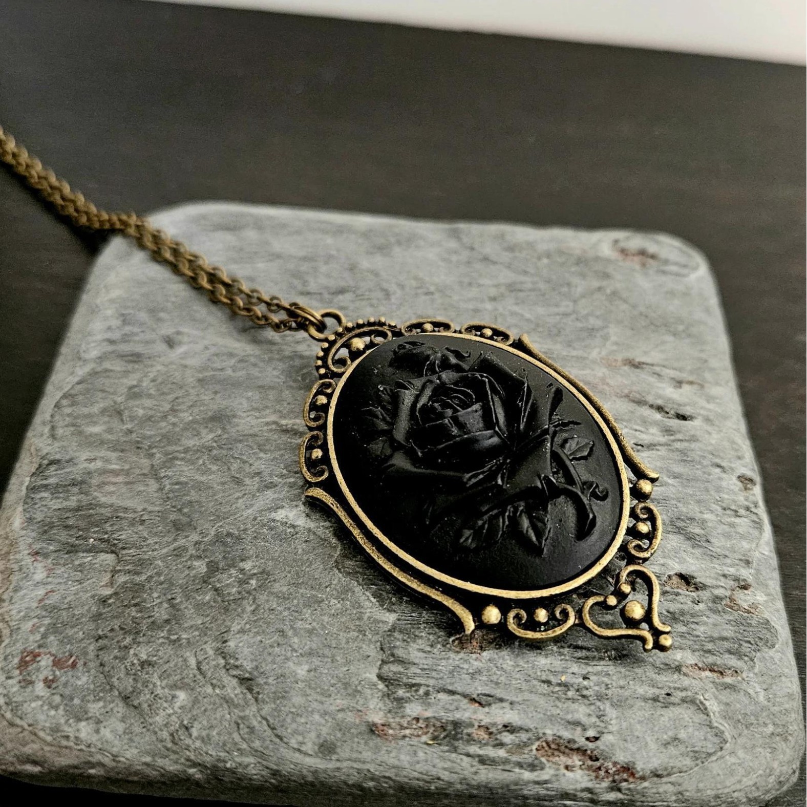 Retro and Trendy Oval Pendant  - Y2K Ethnic Fashion recension och pris