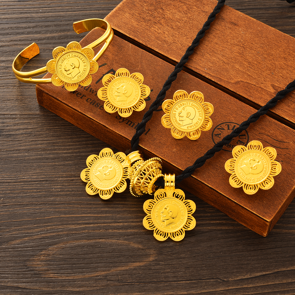 Dubai 24k Gold Plated Double P - Ethnic Fashion In Dubai recension och pris
