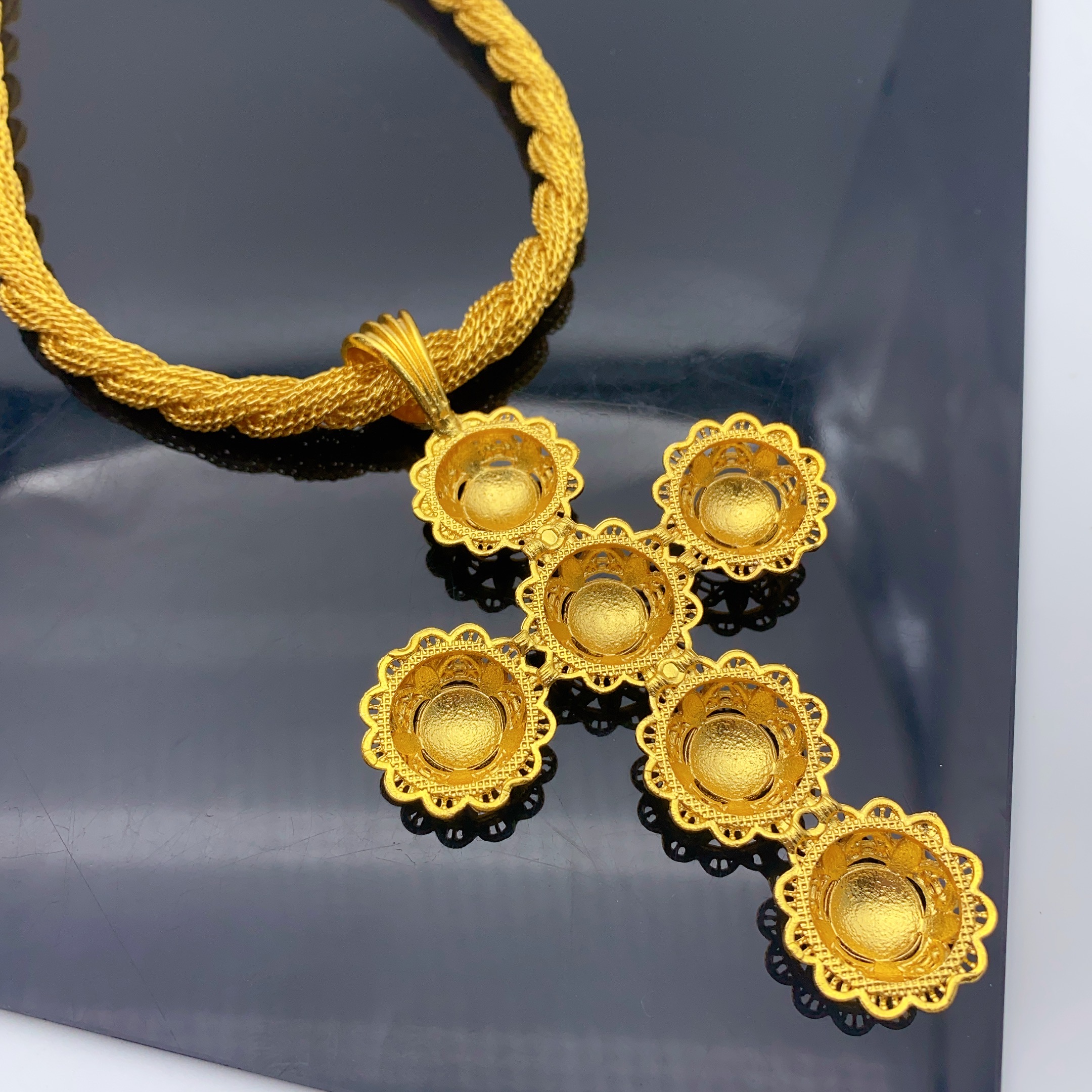 Ethiopian Cross Pendant Twiste - Ethnic Fashion In Dubai recension och pris