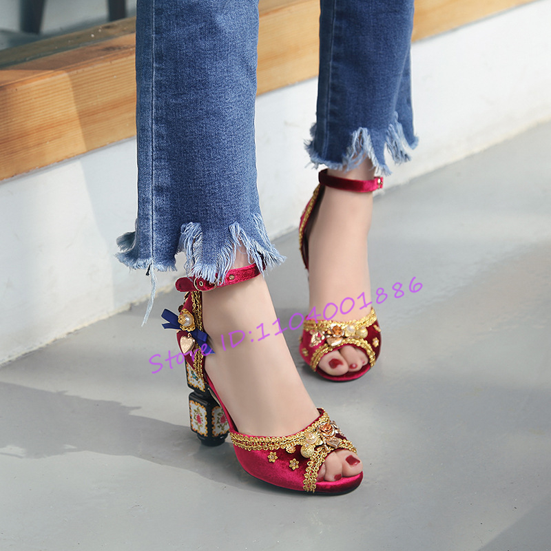 Luxury Gold Embroidered Velvet - Ethnic Fashion Runway recension och pris